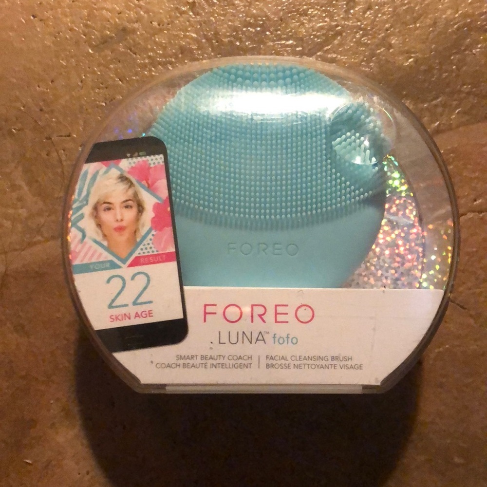 Facial cleansing brush